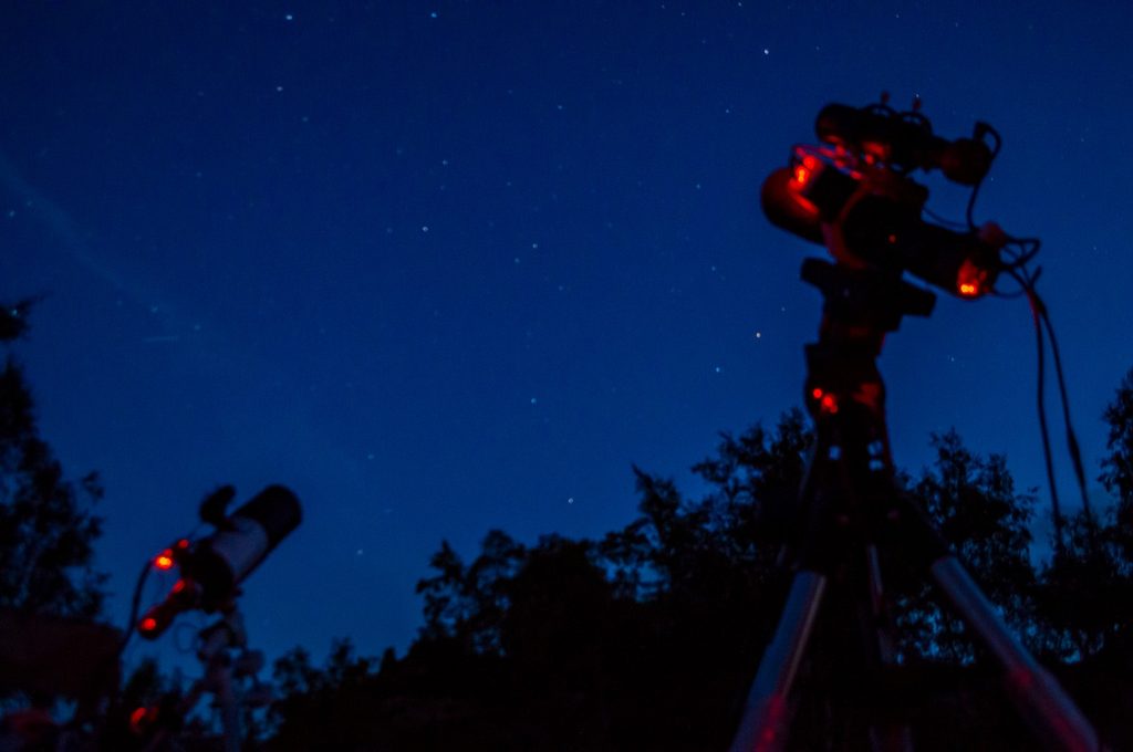 Telescopi in funzione durante la notte